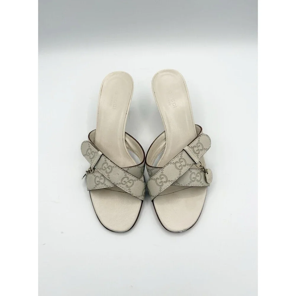 Gucci White Leather Kitten Heels Embossed GG Logo Accent & Charm Y2K Size EU 37